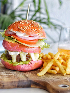 Una foto de Hamburguesa rosa 🍔 con pan de remolacha | DarixLAB