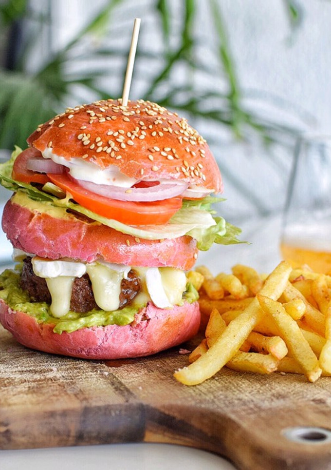 Una foto de Hamburguesa rosa 🍔 con pan de remolacha | DarixLAB