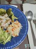 Pescado al horno con verduras y arroz blanco con zanahorias