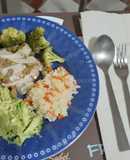 Pescado al horno con verduras y arroz blanco con zanahorias