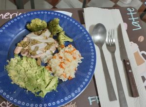 Una foto de Pescado al horno con verduras y arroz blanco con zanahorias