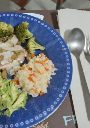 Una foto de Pescado al horno con verduras y arroz blanco con zanahorias