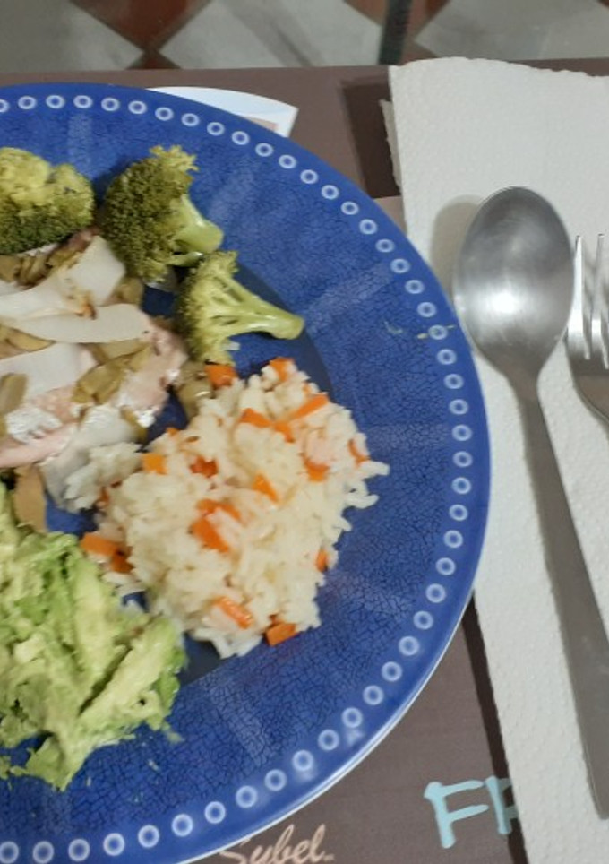 Una foto de Pescado al horno con verduras y arroz blanco con zanahorias