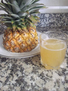 Una foto de Bebida fría de té con piña