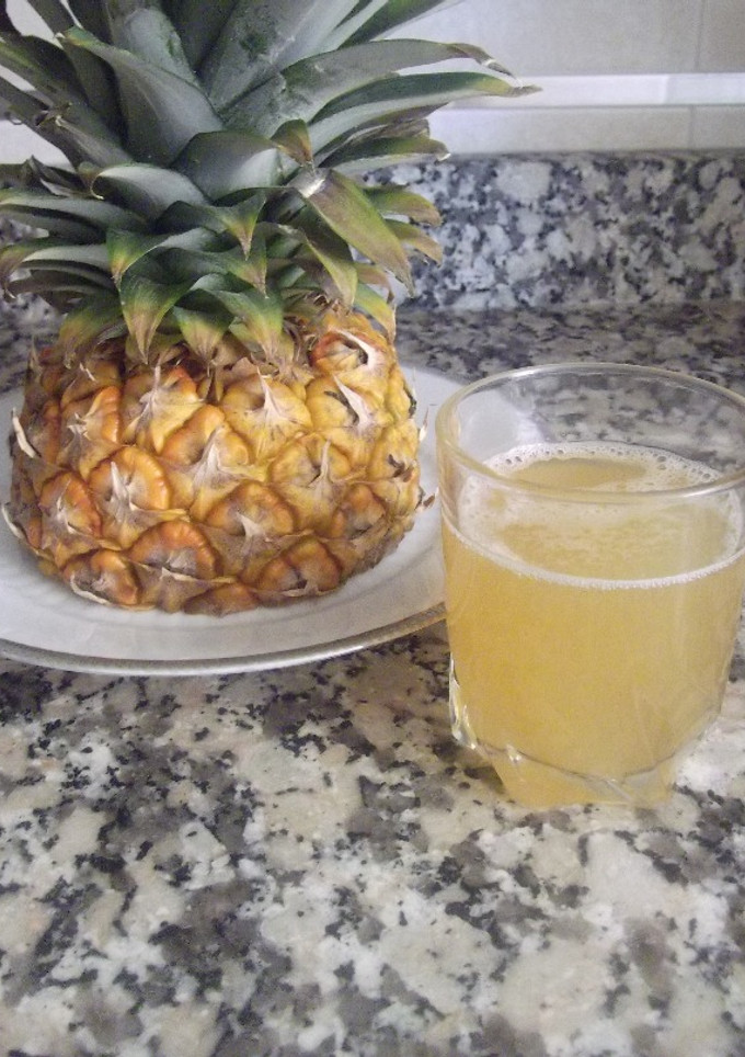 Una foto de Bebida fría de té con piña