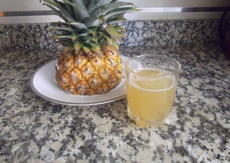 Bebida fría de té con piña
