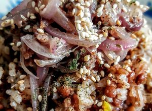Una foto de MUJADDARA, Plato de Lentejas, Arroz y Cebolla Frita...!👨‍👩‍👧‍
