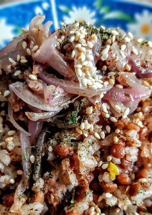Una foto de MUJADDARA, Plato de Lentejas, Arroz y Cebolla Frita...!👨👩👧