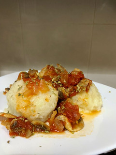 Una foto de Ñoquis caseros rellenos de mozzarella con salsa de tomate y champiñones🍄