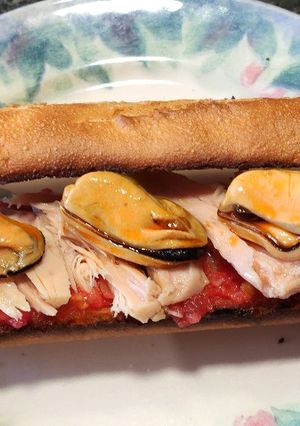 Una foto de Bocadillo de bonito con mejillones en escabeche