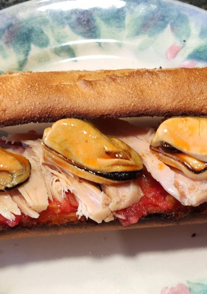 Una foto de Bocadillo de bonito con mejillones en escabeche