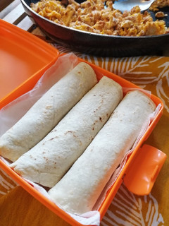 Una foto de Taquitos de huevo con chorizo para llevar