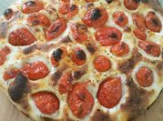 Una foto di focaccia patate