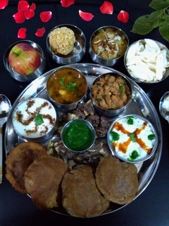 व्रत की थाली (vrat ki thali recipe in Hindi) रेसिपी मुख्य फोटो