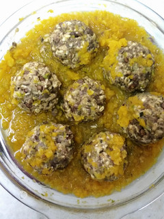 Una foto de Albóndigas de lentejas con salsa de calabaza (veganas)
