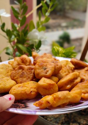 प्याज वाले पकोड़े (Pyaz wale pakode recipe in hindi) रेसिपी मुख्य फोटो