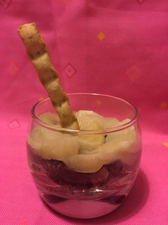 Una foto de Butifarra con manzana