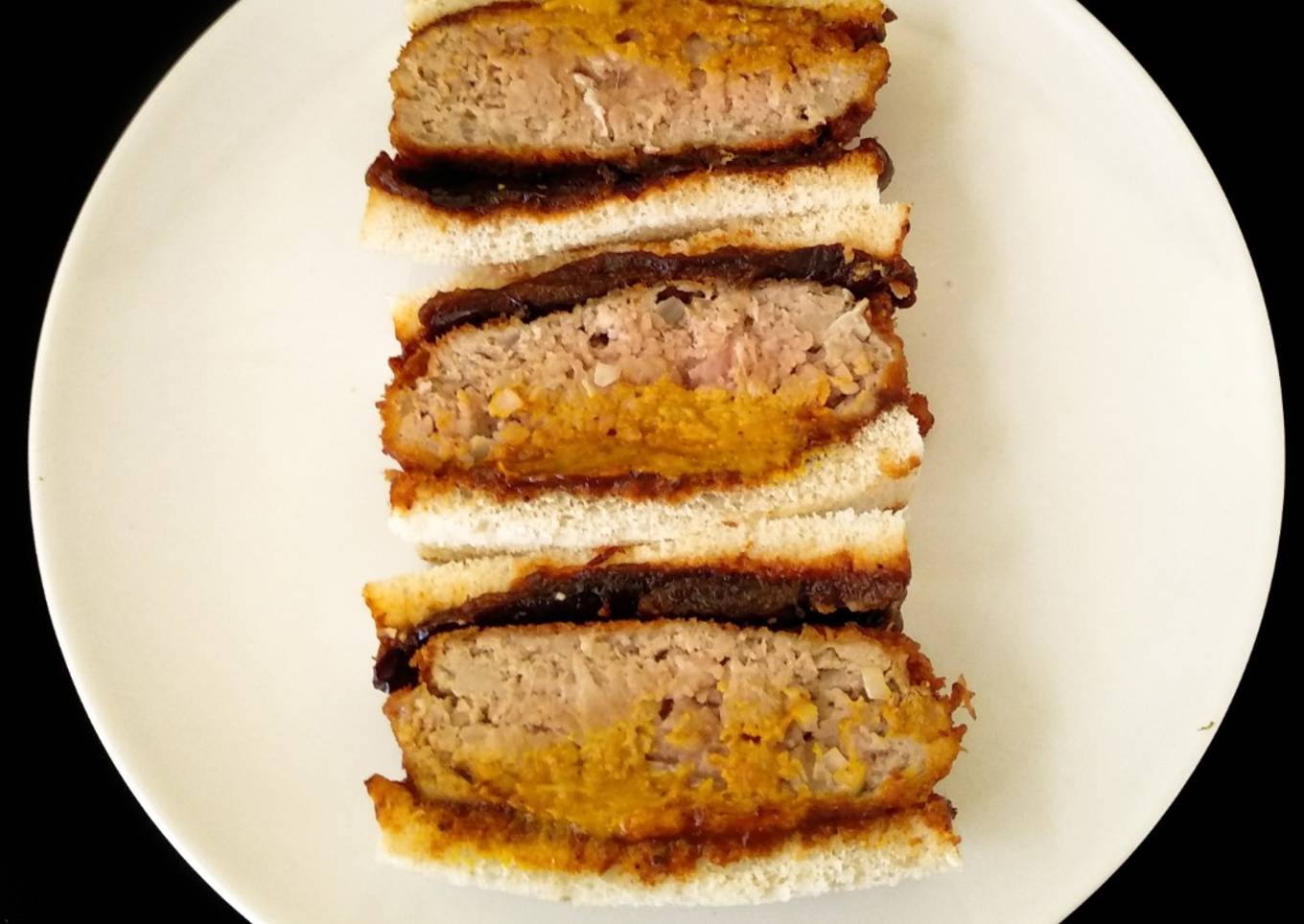Sándwich con carne picada de cerdo y salsa de ciruelas katsu menchi katsu, receta japonesa