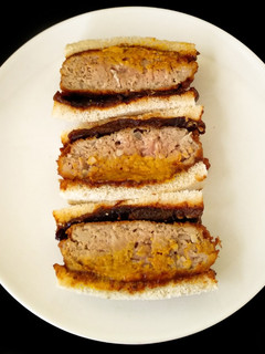 Una foto de Sándwich con carne picada de cerdo y salsa de ciruelas katsu {menchi katsu, receta japonesa}