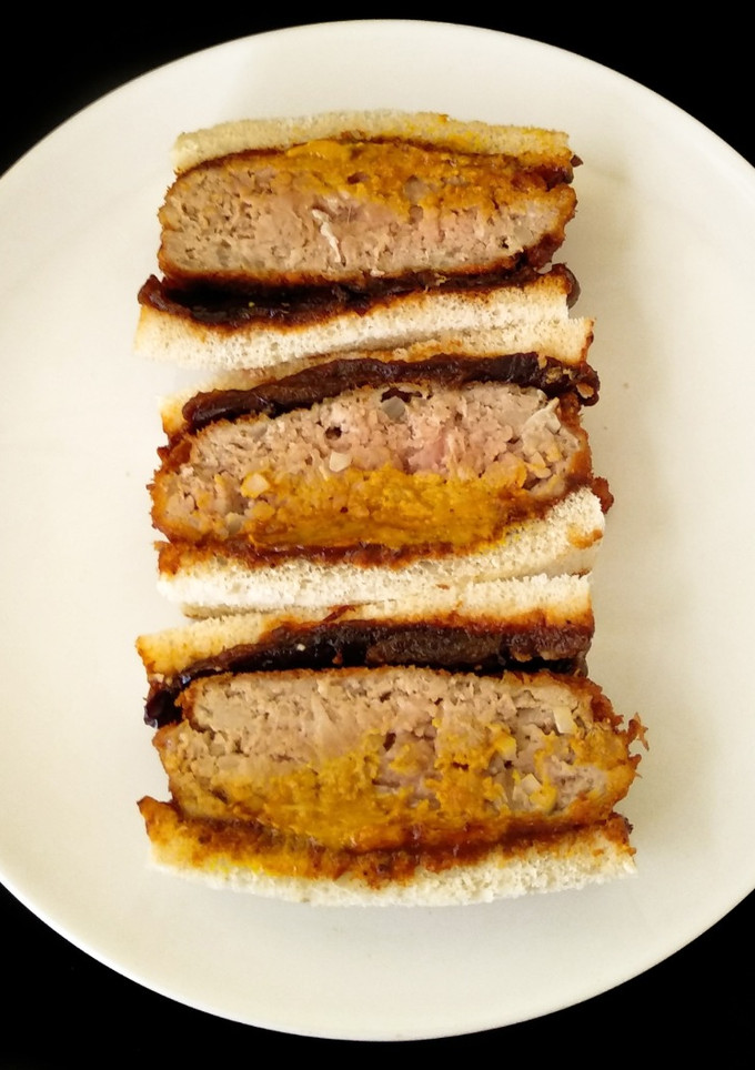 Una foto de Sándwich con carne picada de cerdo y salsa de ciruelas katsu {menchi katsu, receta japonesa}