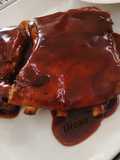Costillas de cerdo a la parrilla con salsa BBQ
