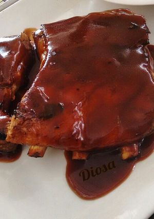 Una foto de Costillas de cerdo a la parrilla con salsa BBQ