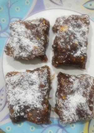 ડેટ્સ ડ્રાયફ્રુટ ચીકી (Dates Dryfruit Chiki Recipe In Gujarati) રેસીપી મુખ્ય ફોટો