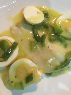 Una foto de Merluza en salsa verde con huevos cocidos