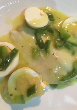 Una foto de Merluza en salsa verde con huevos cocidos