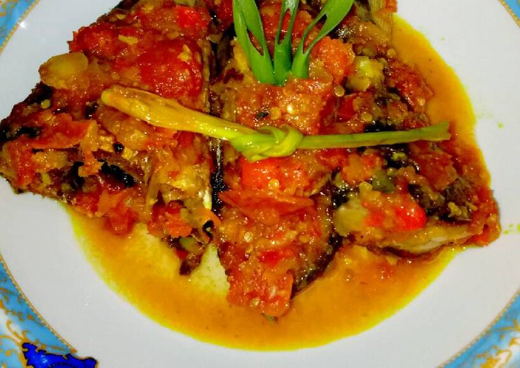 Resep Ikan Bandeng Saus Tomat Pedas yang lezat dan Mudah Dibuat