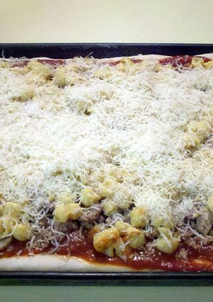 A picture of Rob's Cheesy Mac & Cheese Pizza.