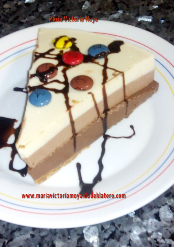 Una foto de Tarta de tres chocolates