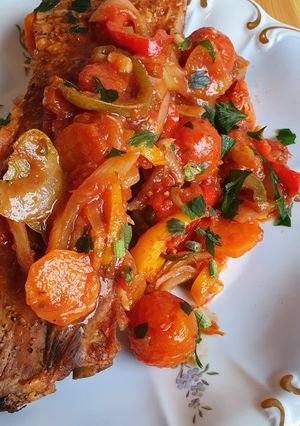 O poză a rețetei Coaste de porc la cuptor cu legume.