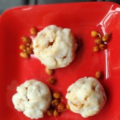 A picture of Chickpea and peanut steamed kadabu.