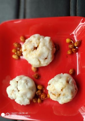 A picture of Chickpea and peanut steamed kadabu.