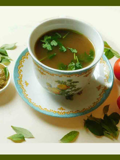 கறி வேப்பிலை பேஸ்ட் சேர்த்த தக்காளி இஞ்சி பூண்டு சூப்(soup recipe in tamil) செய்முறை முக்கிய புகைப்படம்
