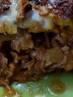 Una foto de Milhojas de papa y batata (boniato) con carne de cerdo