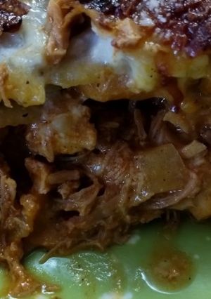 Una foto de Milhojas de papa y batata (boniato) con carne de cerdo