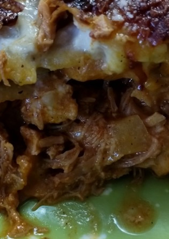 Una foto de Milhojas de papa y batata (boniato) con carne de cerdo