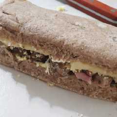 Una foto de Sándwich de solomillo a las hierbas
