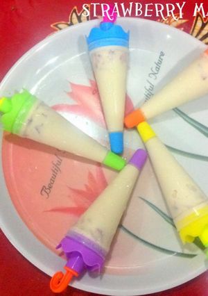 A picture of Strawberry malai kulfi.