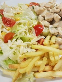 Fokhagymás csirkemell salátával recept fotója