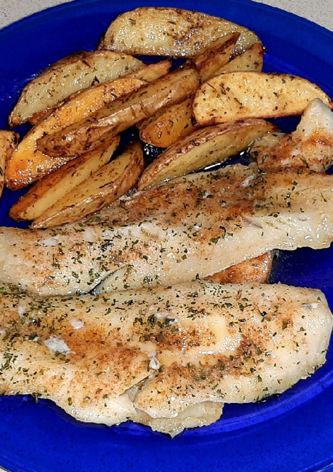 Una foto de Abadejo al horno con patatas gajo