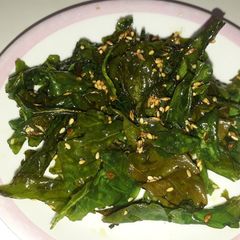A picture of Crispy spinach leaves.
