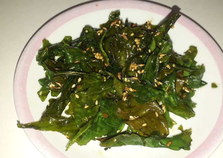 Crispy spinach leaves