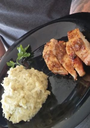 Una foto de Matambrito de cerdo adobado con puré de batata con miel
