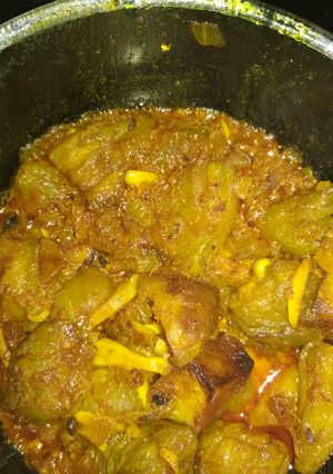 A picture of Aloo potoler dalna (Potatoes and pointed gourd curry).