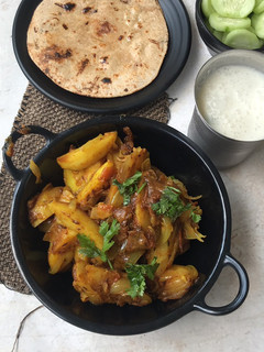 आलू प्याज़ की सब्ज़ी (Aloo pyaz ki sabzi recipe in hindi) रेसिपी मुख्य फोटो