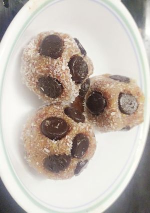ચોકોચિપ્સ વિથ ડેટ્સ્ લડ્ડ(Dates choco chips laddu recipe in Gujarati) રેસીપી મુખ્ય ફોટો