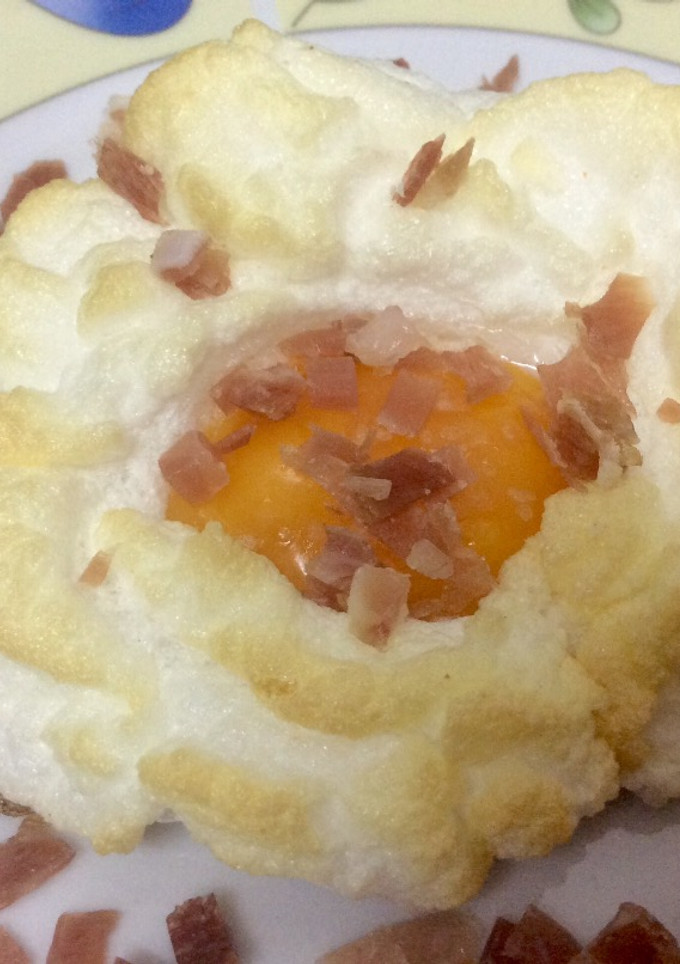 Una foto de Huevos nube con jamón☁️🍳⛅️